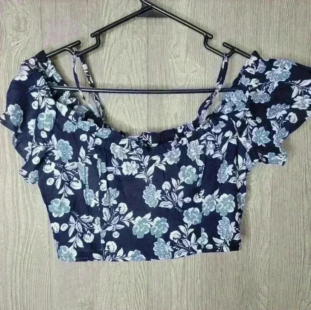 NWT B.O.G. Collective floral cropped top in navy and baby blue. Size Medium.